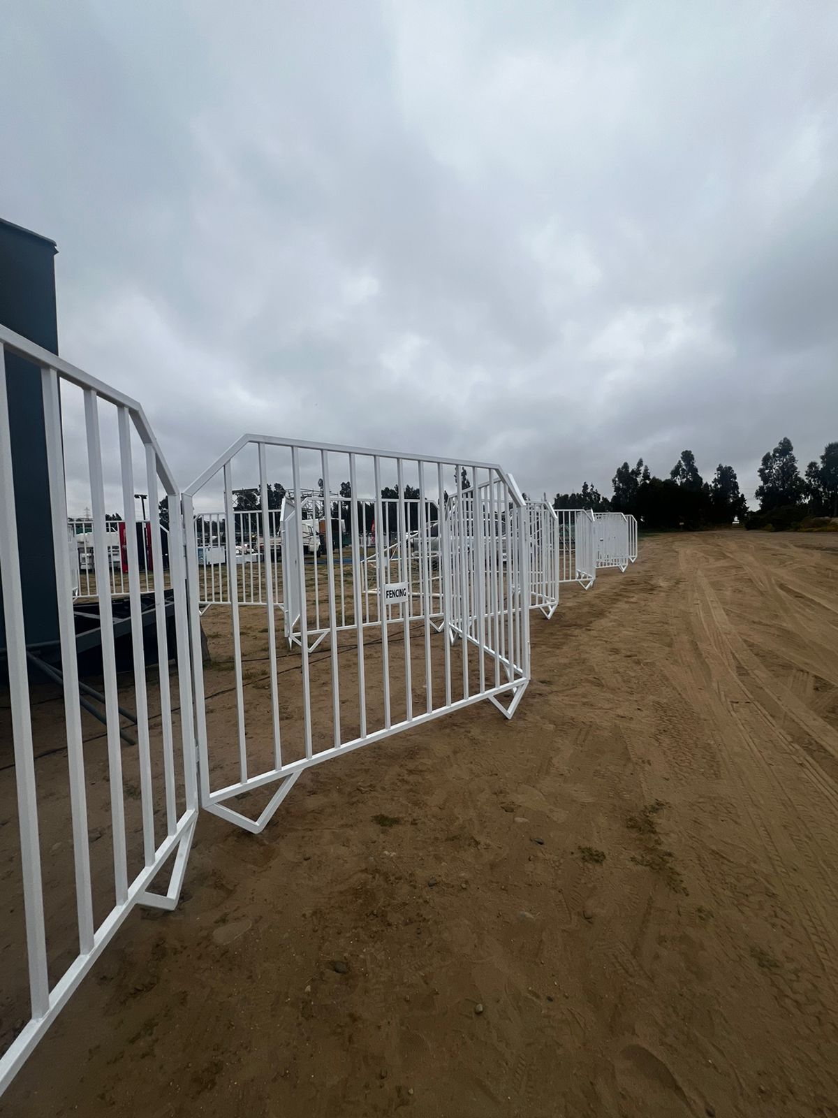 Vallas papales blancas en calle y maratón